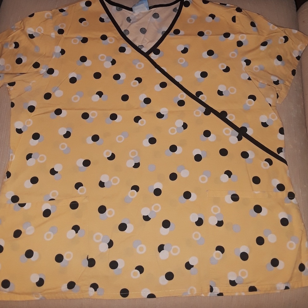 SOLD.             3 for $10)Polka dot Scrub Top